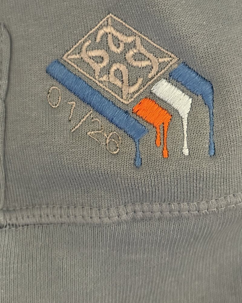 Embroidered numbered logo by the pocket